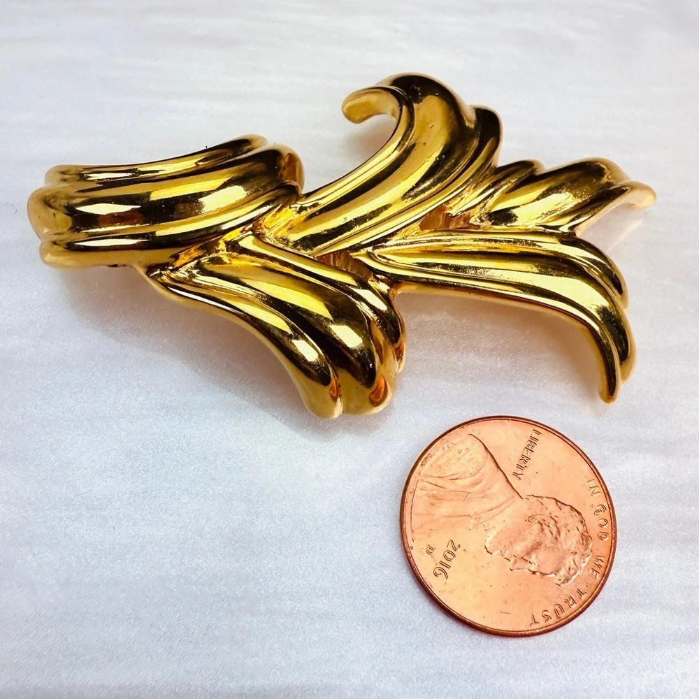 Vintage goldtone weighted, Monet, large brooch pin